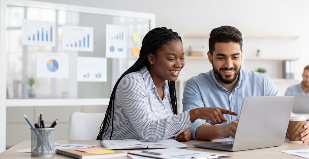 Discussion professionnelle entre un dirigeant et son conseiller comptable